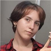 Ilustradora imparte clases a/ hace manualidades con niños de primaria